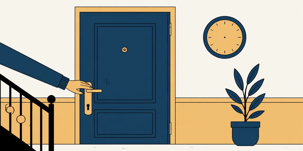 Une main sur la poignée d'une porte fermée, vue depuis le palier, une horloge au mur
