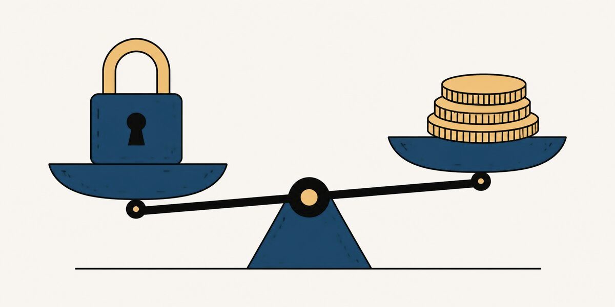 Une balance à deux plateaux : un cadenas d'un côté, une pile de pièces de l'autre