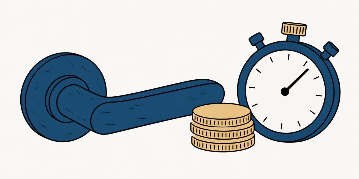 Une poignée de porte posée près d'une pile de pièces et d'un chronomètre