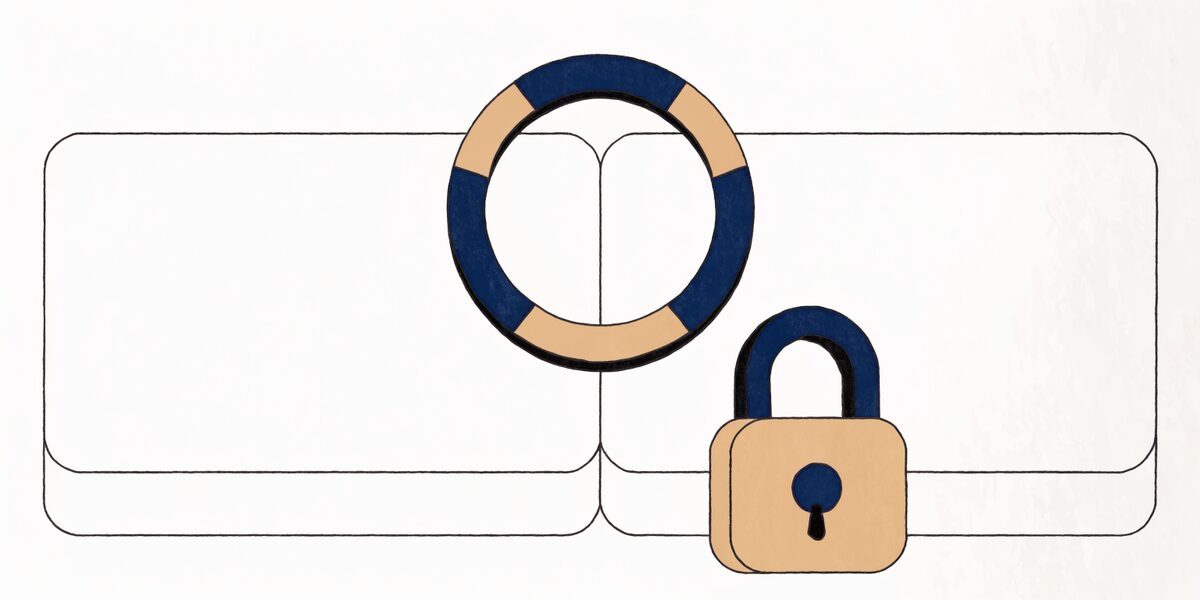 Porte-clés vide posé sur un document plié vierge, petit cadenas à côté