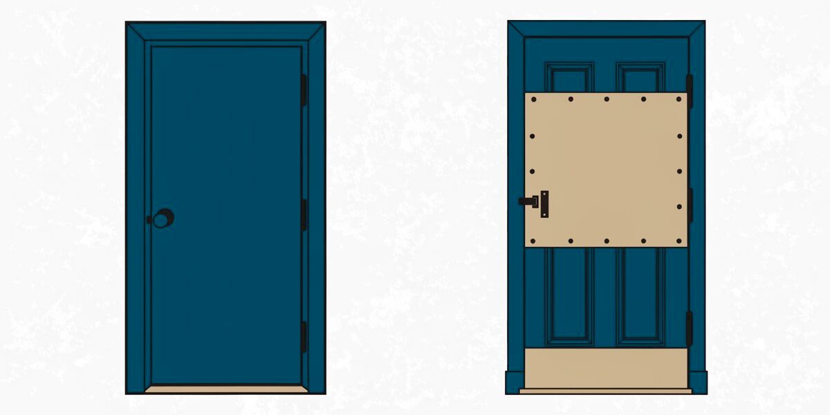 Deux portes côte à côte : un bloc-porte massif à gauche, une porte ancienne plaquée d'acier