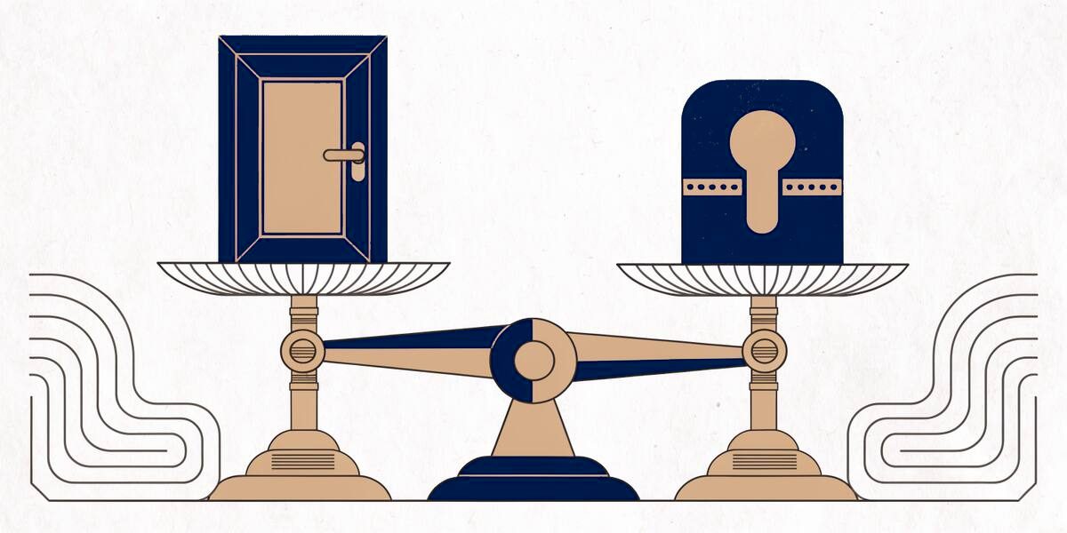 Balance à deux plateaux portant une porte d'un côté et un cylindre de serrure de l'autre