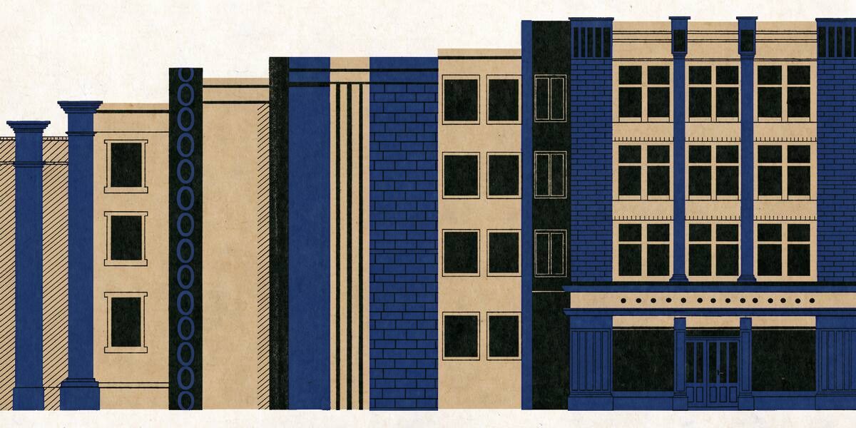 Façade Art déco en brique d'une ville reconstruite, avec une haute porte d'entrée au rez-de-chaussée