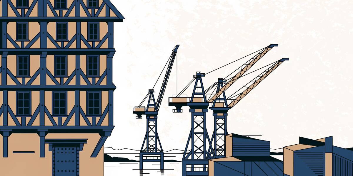 Maison médiévale à colombages devant des grues portuaires sur un estuaire