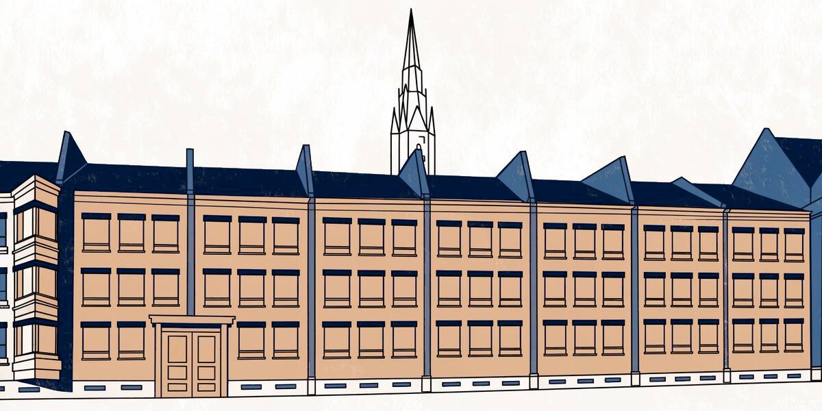Alignement de maisons de brique de la reconstruction, flèche de cathédrale à l'arrière-plan