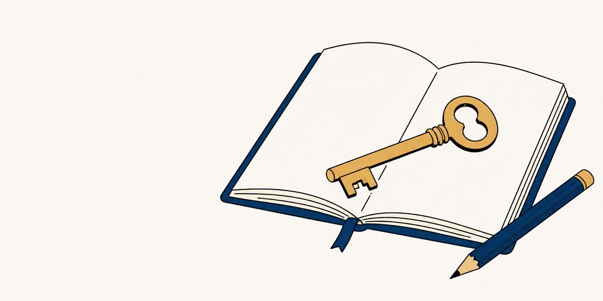 Un carnet ouvert, une clé posée en travers des pages et un crayon