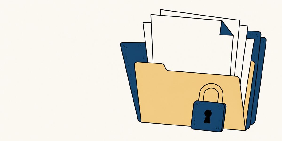 Une chemise ouverte contenant des documents, un cadenas posé dessus