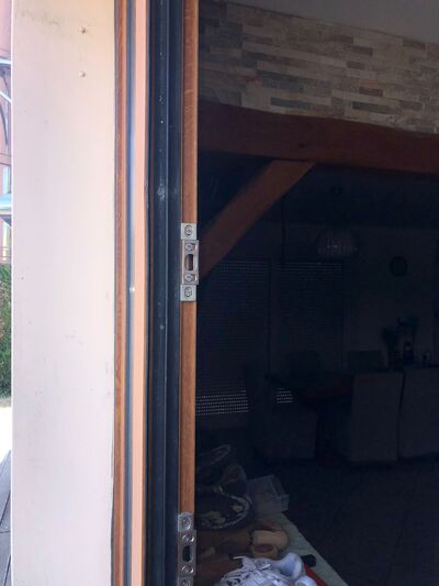 Dormant sombre et ses gâches, porte ouverte sur une terrasse