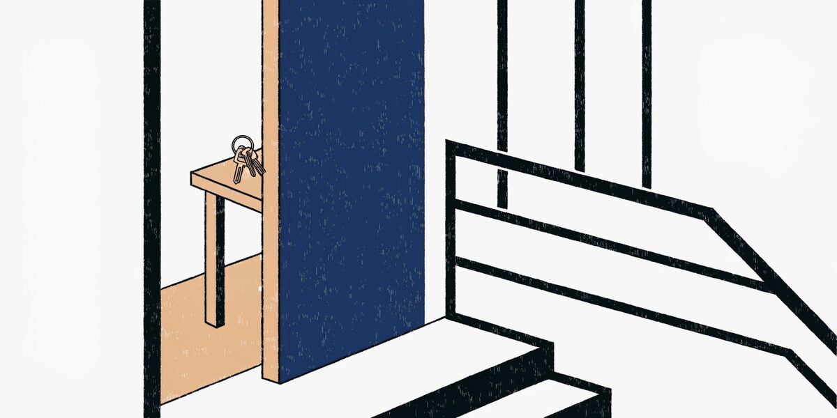 Porte refermée vue depuis le palier, trousseau de clés resté sur une console à l'intérieur